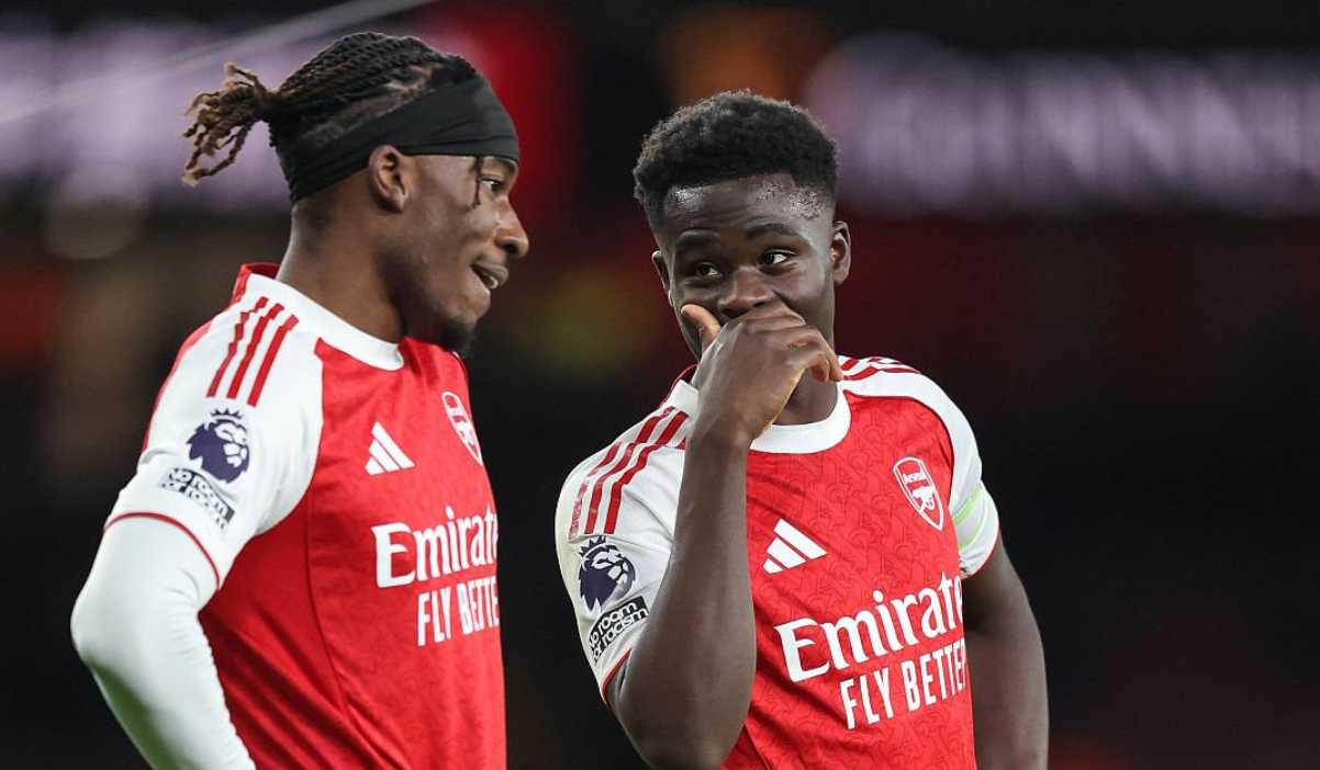 Noni Madueke dan Bukayo Saka berbicara saat bersiap ambil free kick Noni Madueke dan Bukayo Saka berbicara saat bersiap ambil free kick