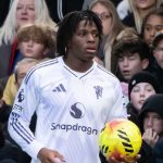 Patrick Dorgu bersiap lakukan lemparan ke dalam di laga Crystal Palace vs Manchester United