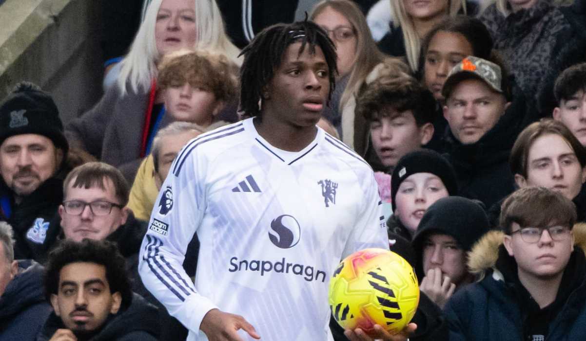 Patrick Dorgu bersiap lakukan lemparan ke dalam di laga Crystal Palace vs Manchester United Patrick Dorgu bersiap lakukan lemparan ke dalam di laga Crystal Palace vs Manchester United
