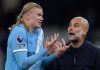 Pep guardiola berbicara dengan Erling Haaland di pinggir lapangan