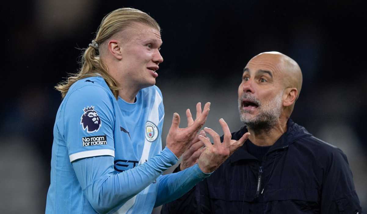 Pep guardiola berbicara dengan Erling Haaland di pinggir lapangan