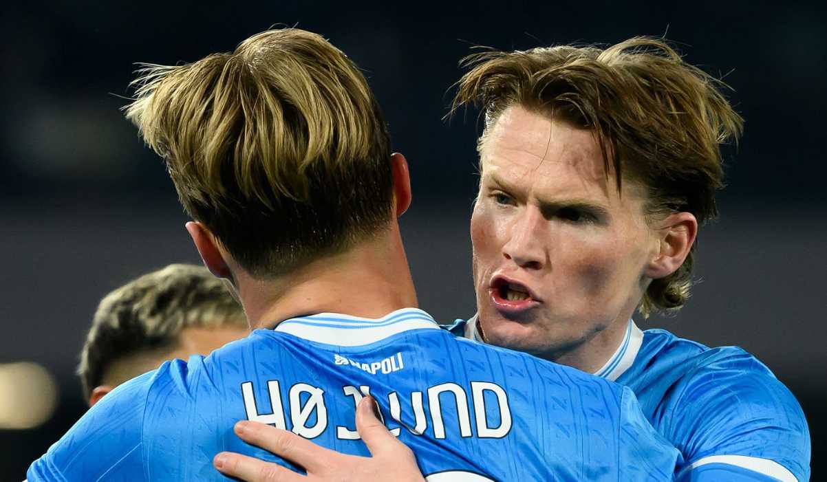 Rasmus Hojlund dan Scott McTominay merayakan gol bersama