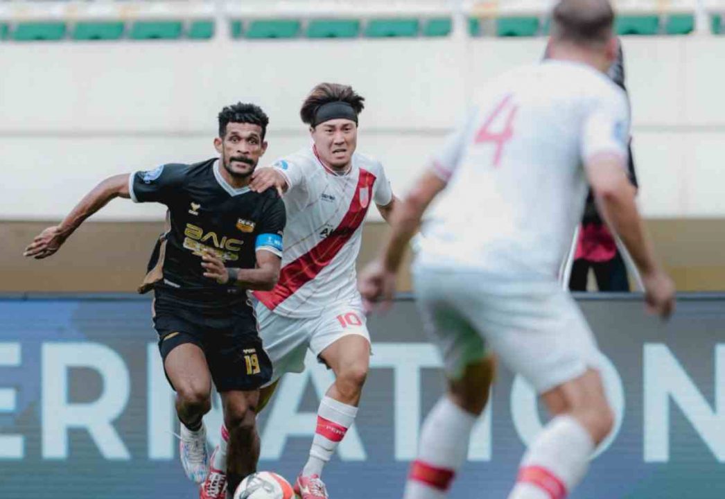 Ricky Kambuaya Berduel dengan Kodai Tanaka di Laga Dewa United vs Persis Solo di Pekan ke-15