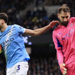 Ruben Dias memungut bola dari gawang di laga Fulham vs Manchester City