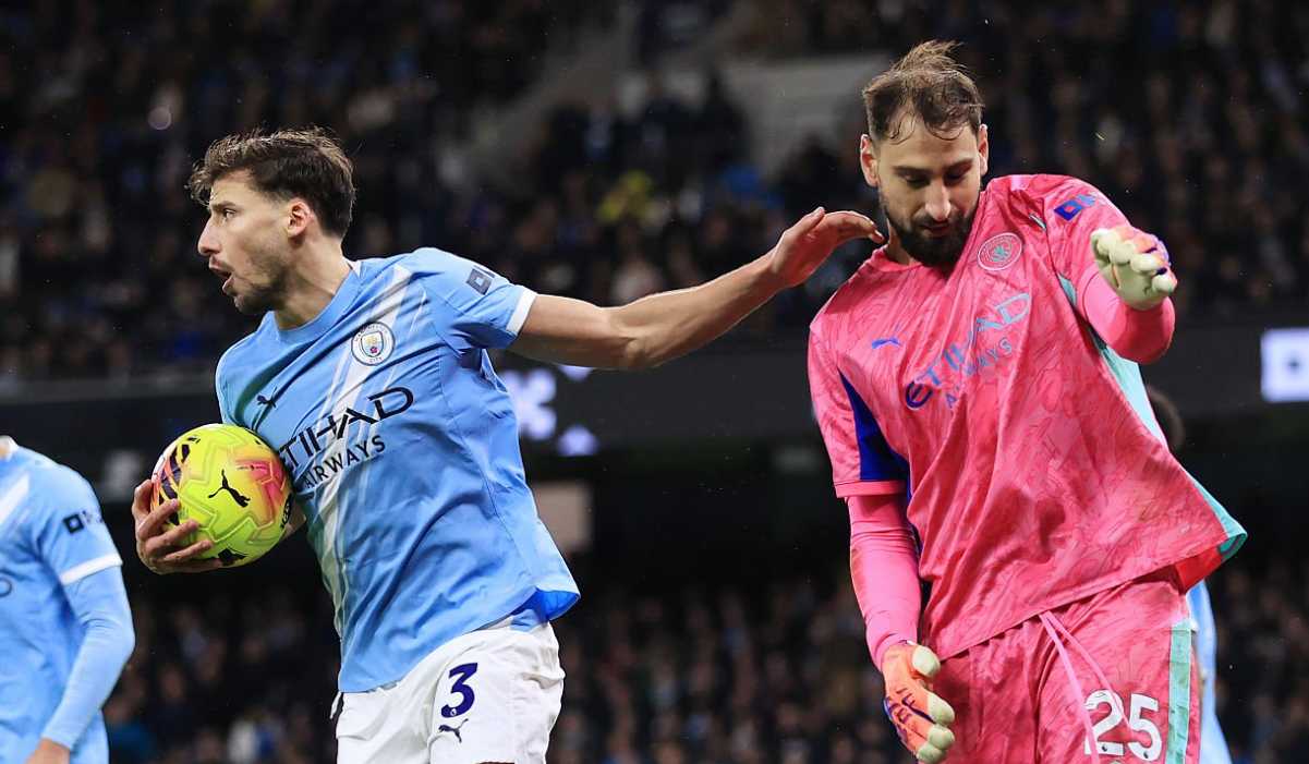 Ruben Dias memungut bola dari gawang di laga Fulham vs Manchester City