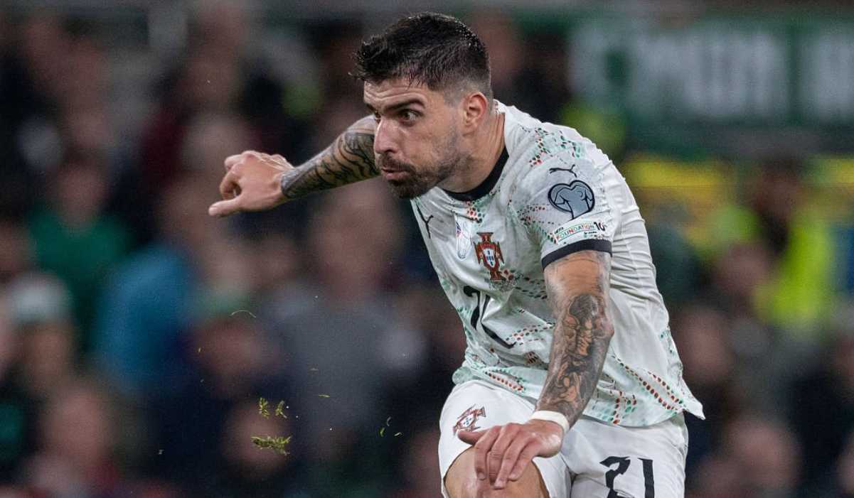 Ruben Neves melepaskan tembakan di laga Irlandia vs Portugal
