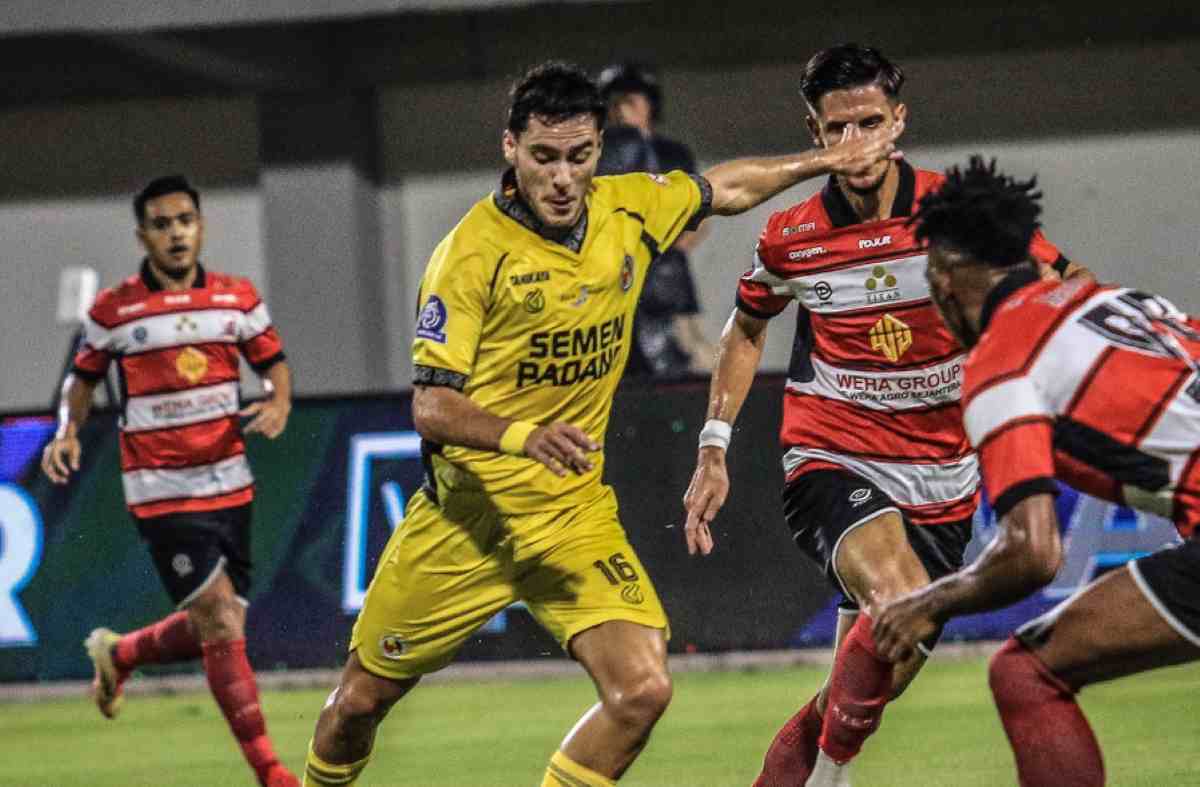 Semen Padang Dibantai di Kandang Madura United pada laga tunda pekan ke-8 Semen Padang Dibantai di Kandang Madura United pada laga tunda pekan ke-8