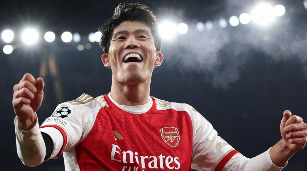 Setelah Cedera Panjang, Tomiyasu Dapat Kesempatan Baru di Ajax