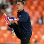 Izin Medis Segera Keluar, Ter Stegen Bisa Kembali Bela Barcelona Pekan Depan Ter Stegen dalam sesi pemanasan jelang sebuah laga