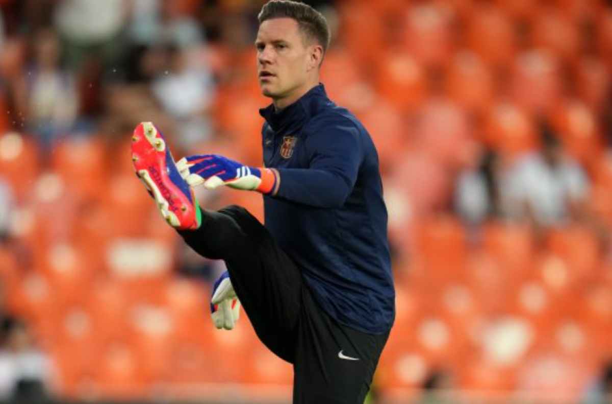 Ter Stegen dalam sesi pemanasan jelang sebuah laga
