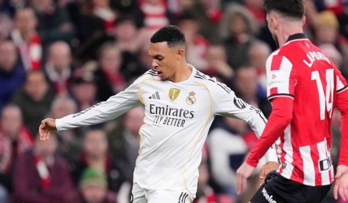 Trent Alexander-Arnold melepaskan umpan silang di laga Athletic Bilbao vs Real Madrid Trent Alexander-Arnold melepaskan umpan silang di laga Athletic Bilbao vs Real Madrid
