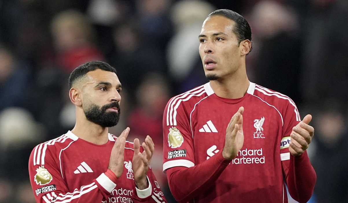Virgil van Dijk dan Mohamed salah usai laga Liverpool vs Sunderland