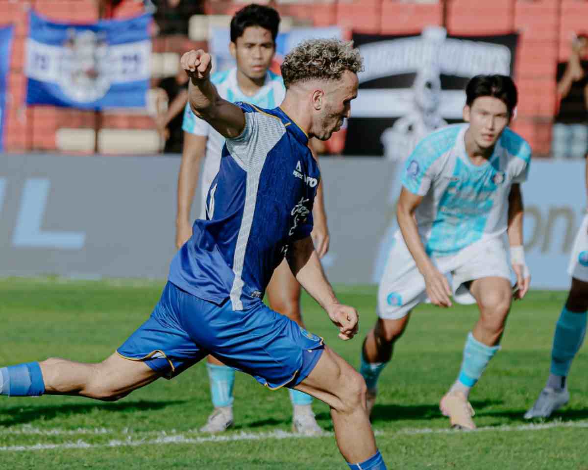 Ze Valente dalam aksinya saat membela PSIM hadapi PSBS Biak