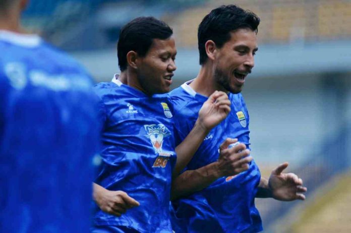 Adam Alis dan Thom Haye dalam sesi latihan jelang Persib menjamu PSBS Adam Alis dan Thom Haye dalam sesi latihan jelang Persib menjamu PSBS