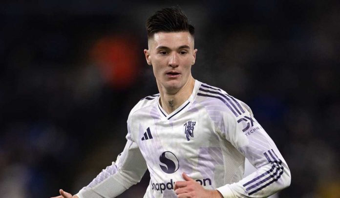 Aksi Benjamin Sesko di laga Burnley vs Manchester United Aksi Benjamin Sesko di laga Burnley vs Manchester United