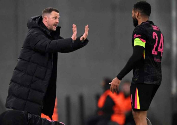 Aksi Jacob Neestrup - pelatih Copenhagen - di lapangan