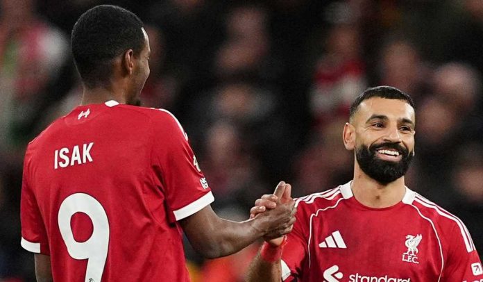 Alexander Isak menjabat tangan Mohamed Salah usai mencetak gol Alexander Isak menjabat tangan Mohamed Salah usai mencetak gol