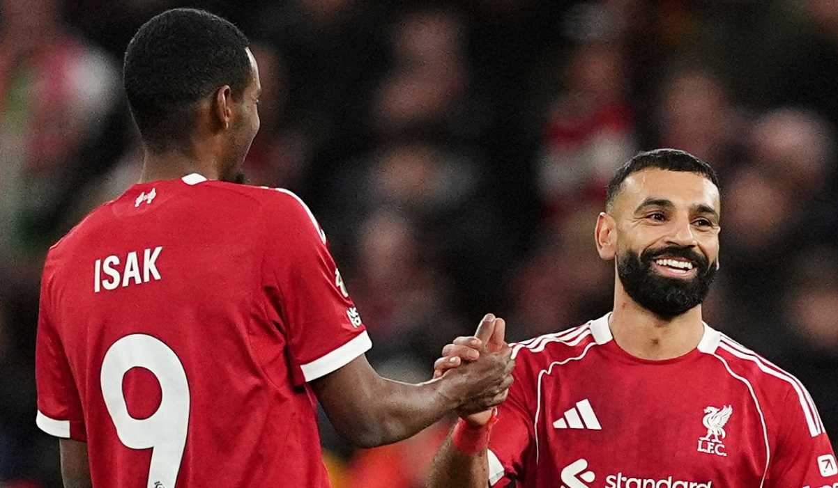 Alexander Isak menjabat tangan Mohamed Salah usai mencetak gol Alexander Isak menjabat tangan Mohamed Salah usai mencetak gol