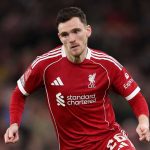 Andrew Robertson menggiring bola di laga Liverpool v Barnsley di Piala FA
