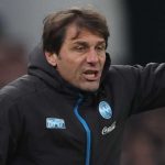 Antonio Conte memberi instruksi pemainnya di laga Copenhagen v Napoli di UEFA Champions League