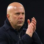 Arne Slot bertepuk tangan di laga Fulham v Liverpool