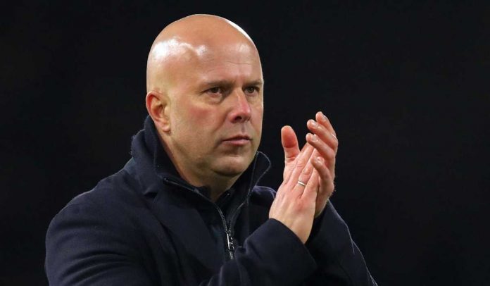 Arne Slot bertepuk tangan di laga Fulham v Liverpool