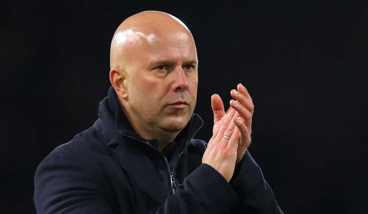 Arne Slot bertepuk tangan di laga Fulham v Liverpool Arne Slot bertepuk tangan di laga Fulham v Liverpool