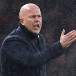 Arne Slot Ubah Sikap, Kini Piala FA Jadi Target Serius Liverpool, Realistis Aja! Arne Slot memberi instruksi di laga Arsenal vs Liverpool