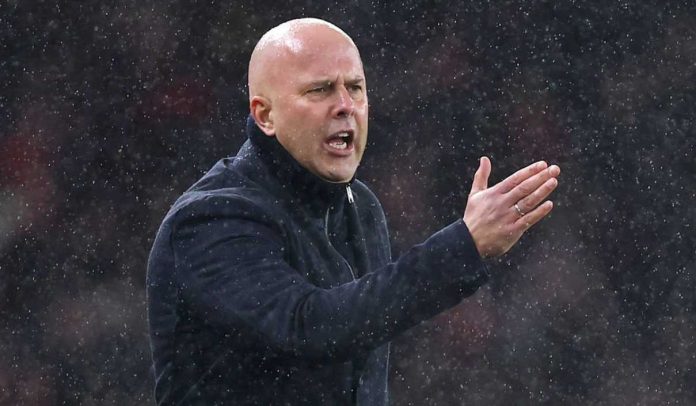 Arne Slot memberi instruksi di laga Arsenal vs Liverpool Arne Slot memberi instruksi di laga Arsenal vs Liverpool