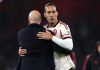 Arne Slot memeluk Virgil van Dijk usai laga Arsenal vs Liverpool