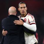 Arne Slot memeluk Virgil van Dijk usai laga Arsenal vs Liverpool