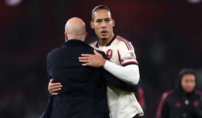 Arne Slot memeluk Virgil van Dijk usai laga Arsenal vs Liverpool