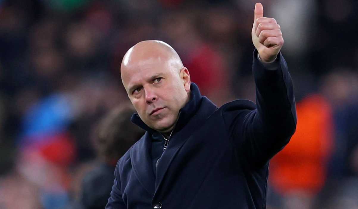 Arne Slot mengacungkan jempol di laga Liverpool v Qarabag di Liga Champions