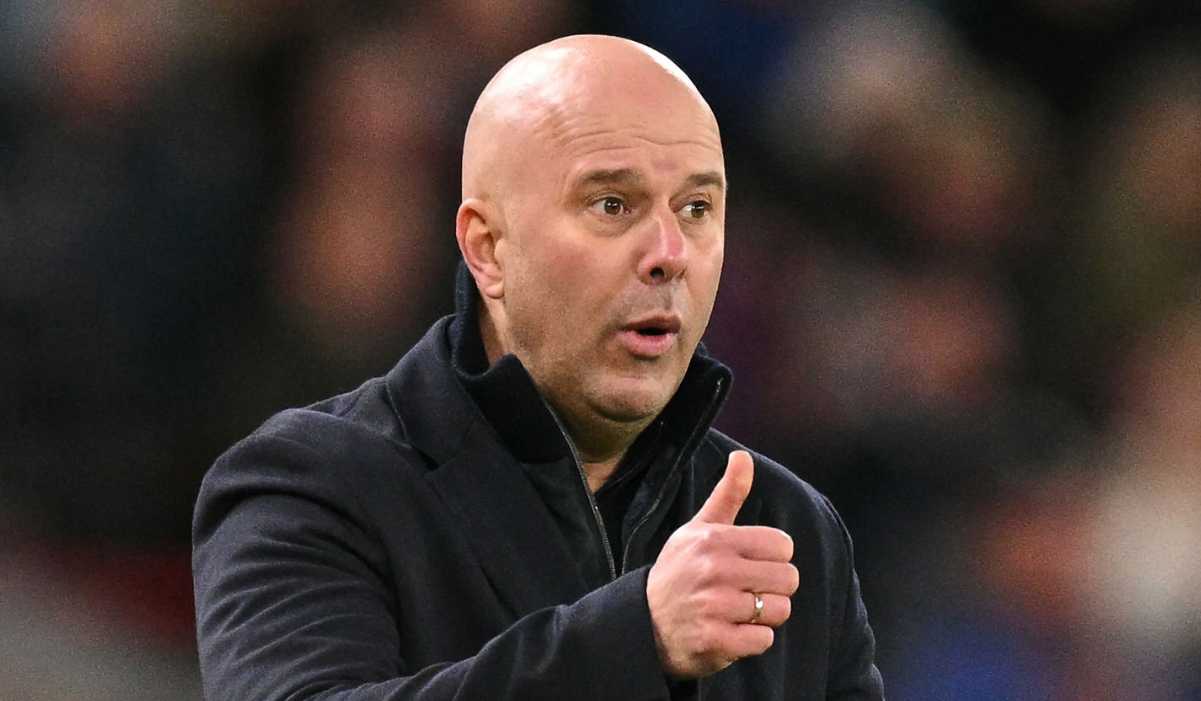 Arne Slot mengacungkan jempol di laga Liverpool vs Burnley di Premier League Arne Slot mengacungkan jempol di laga Liverpool vs Burnley di Premier League