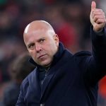 Arne Slot mengacungkan jempol di laga Liverpool vs Qarabag di Liga Champions