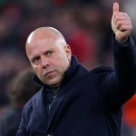 Arne Slot mengacungkan jempol ke fans usai laga Liverpool vs Qarabag di Liga Champions