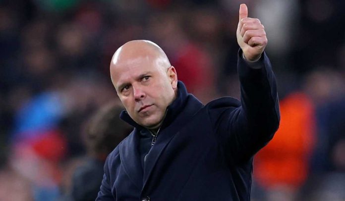 Arne Slot mengacungkan jempol ke fans usai laga Liverpool vs Qarabag di Liga Champions Arne Slot mengacungkan jempol ke fans usai laga Liverpool vs Qarabag di Liga Champions