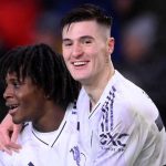 Benjamin Sesko merayakan golnya bersama Patrick Dorgu