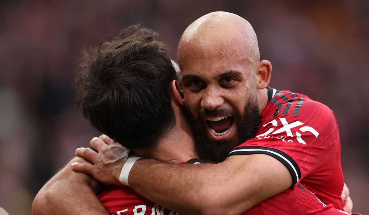 Bruno Fernandes merayakan gol Bryan Mbeumo di laga Manchester United vs Manchester City di Premier League