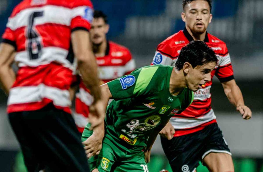 Bruno Moreira dalam aksinya saat membela Persebaya di kandang Madura United