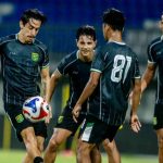 Bruno Moreira dan Francisco Rivera dalam sesi latihan Persebaya sebelum tandang ke Madura United