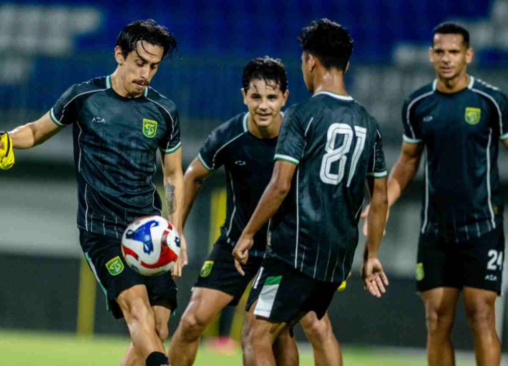 Bruno Moreira dan Francisco Rivera dalam sesi latihan Persebaya sebelum tandang ke Madura United