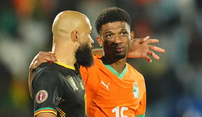 Bryan Mbeumo berbicara dengan Amad Diallo di laga Kamerun vs Pantai Gading
