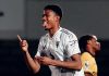 Chido Obi merayakan golnya ke gawang Wolves U-21
