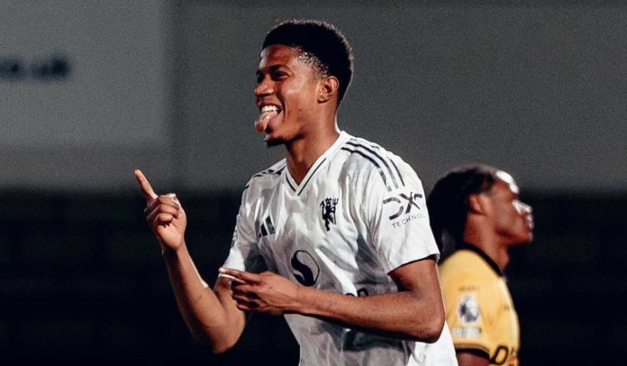 Chido Obi merayakan golnya ke gawang Wolves U-21 Chido Obi merayakan golnya ke gawang Wolves U-21
