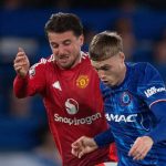 Cole Palmer berebut bola dengan Mason Mount di laga Chelsea v Manchester United di Premier League