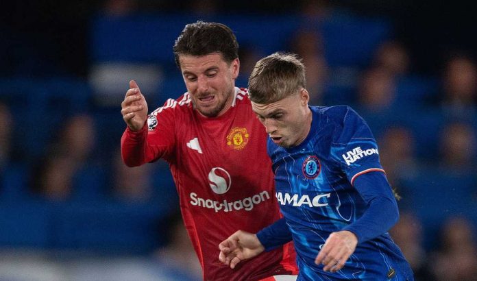 Cole Palmer berebut bola dengan Mason Mount di laga Chelsea v Manchester United di Premier League
