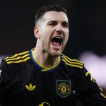 Diogo Dalot merayakan kemenangan usai laga Arsenal v Manchester United di Premier League