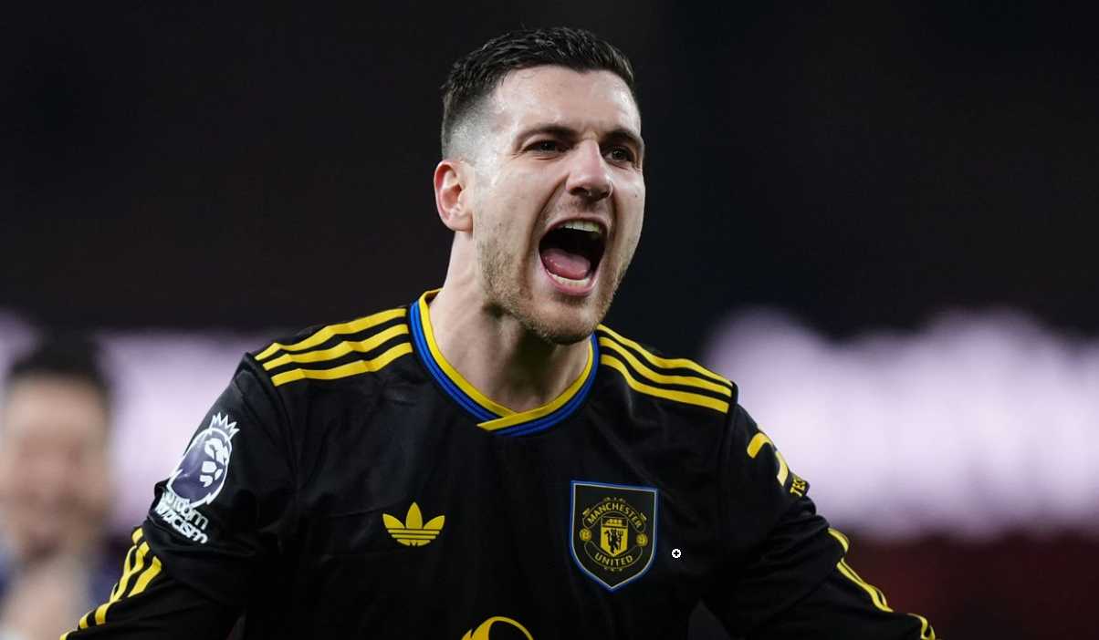 Diogo Dalot merayakan kemenangan usai laga Arsenal v Manchester United di Premier League