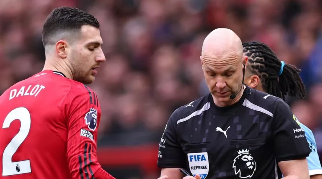 Diogo Dalot saat menerima kartu merah di laga kontra Manchester City